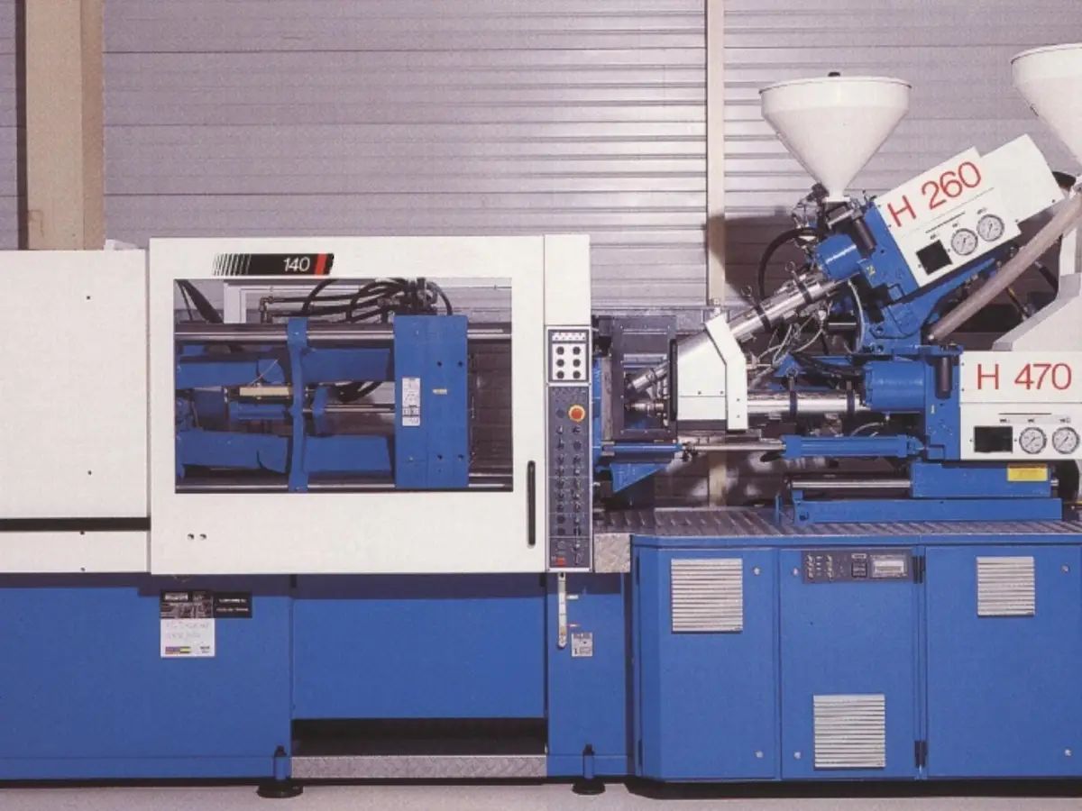 Máy ép nhựa thủy lực trong xưởng nhựa