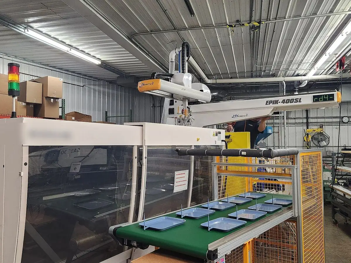 Máy ép nhựa có tay robot gắp sản phẩm