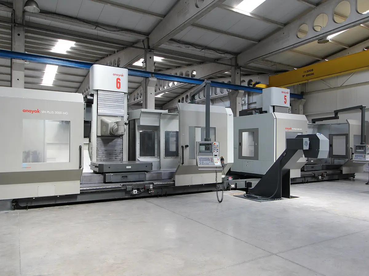 Dãy trung tâm gia công CNC trong xưởng cơ khí